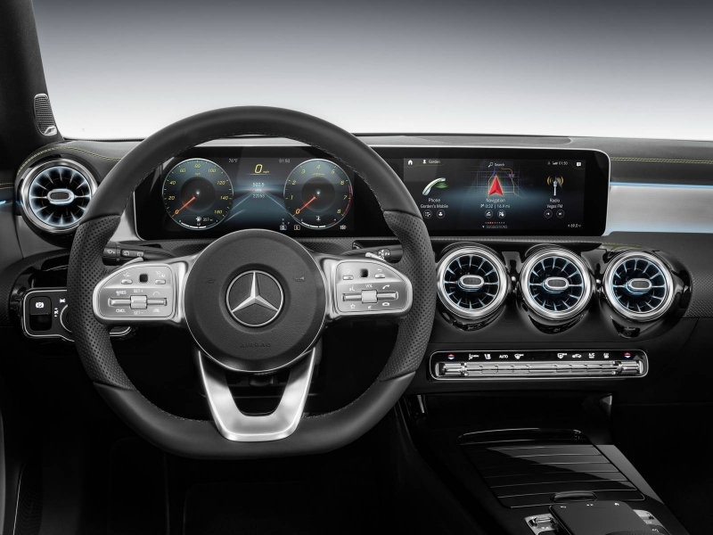 Mercedes-Benz decide cobrar por funções da central multimídia nos EUA