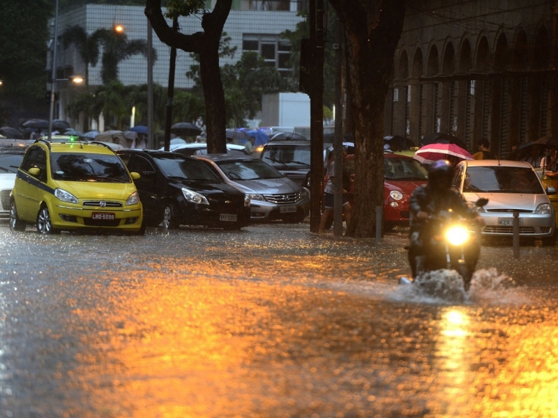 Moto: 5 motivos para não atravessar uma enchente