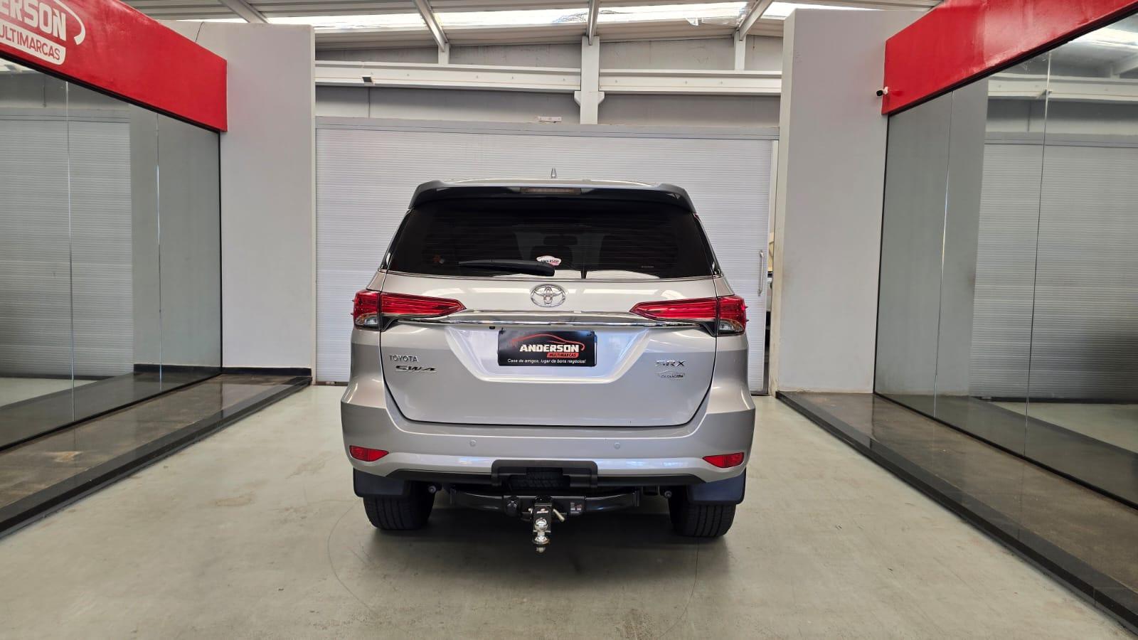 Toyota HILUX SW4 2.8 SRX - foto 5