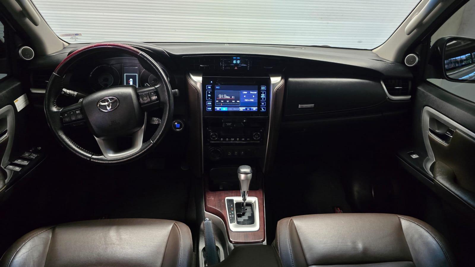 Toyota HILUX SW4 2.8 SRX - foto 7