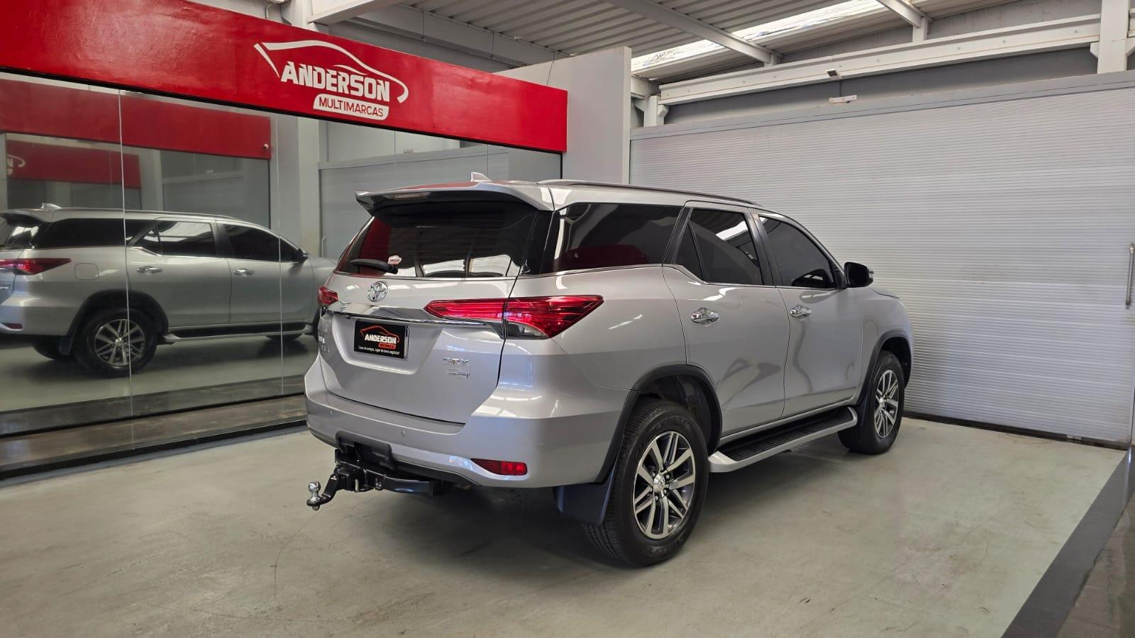 Toyota HILUX SW4 2.8 SRX - foto 4