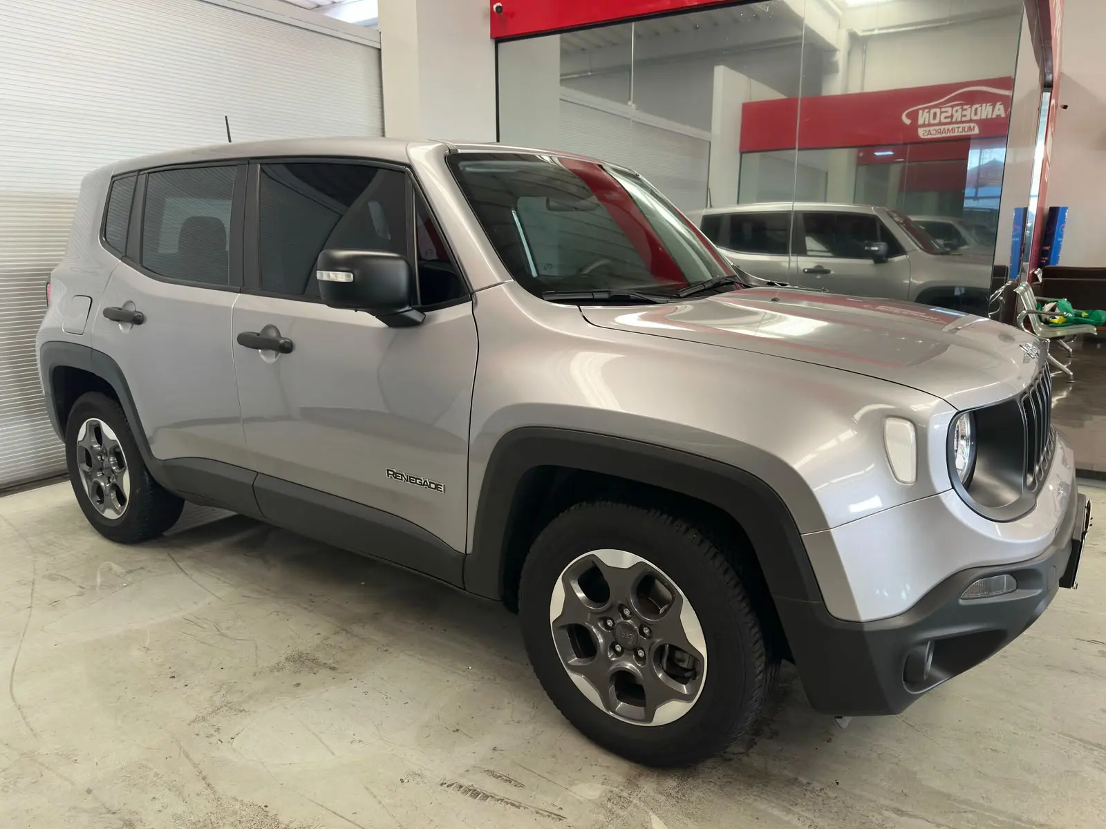 Jeep RENEGADE 1.8 AT a venda na Anderson Multimarcas